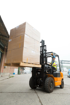 工人搬運貨物與運輸設(shè)備租賃服務(wù) 高效物流解決方案